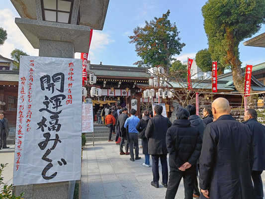 Queue to go to the temple