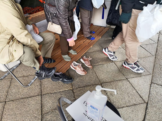 Area for taking off/putting on shoes