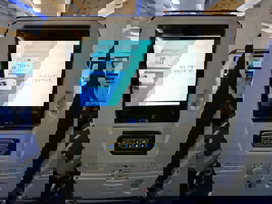 Entertainment screen with USB port