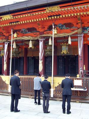 Japanese people praying in Kyoto