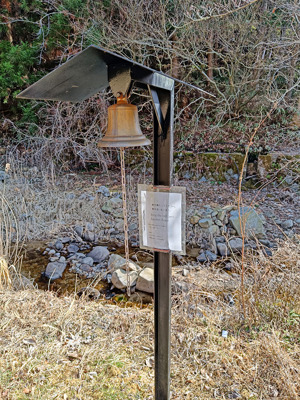 Cloche "anti-ours" dans les alpes Japonaises