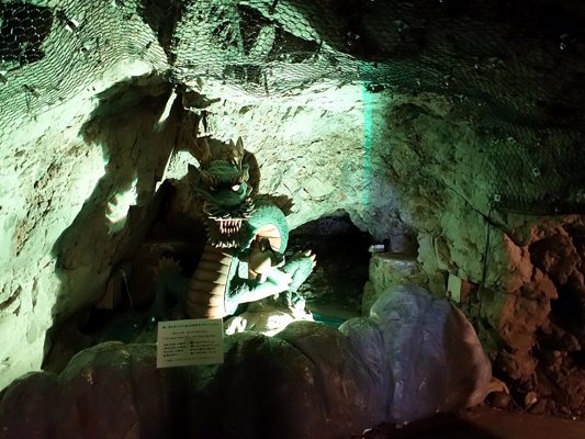 Statue du dragon au fond des grottes