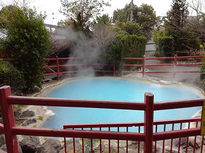 Kamado Jigoku, azure water