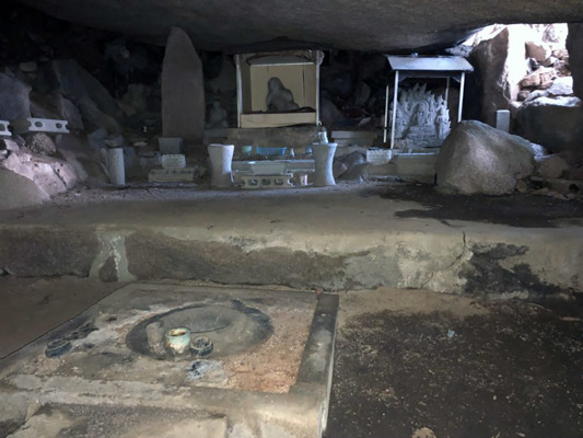 Interior of Iwayatasishi Cave / 岩屋大師