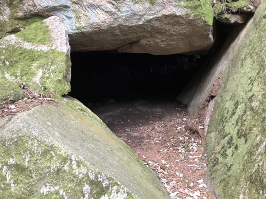 Entrance to Iwayatasishi Cave / 岩屋大師